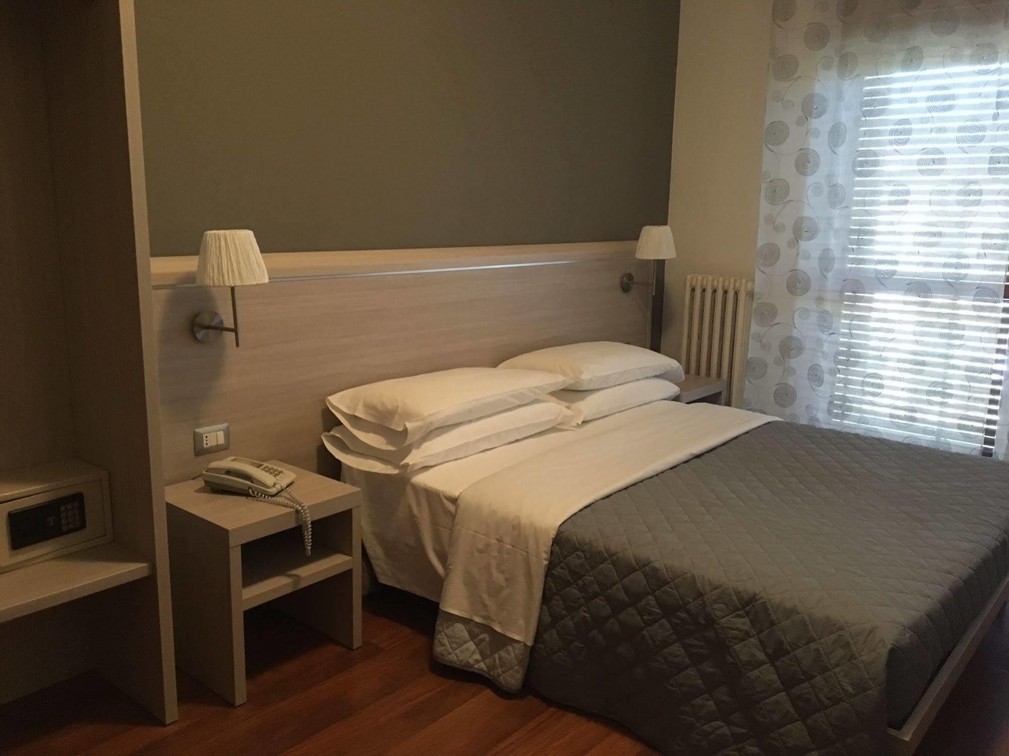 Twelve Hotel Moncalieri Eksteriør billede